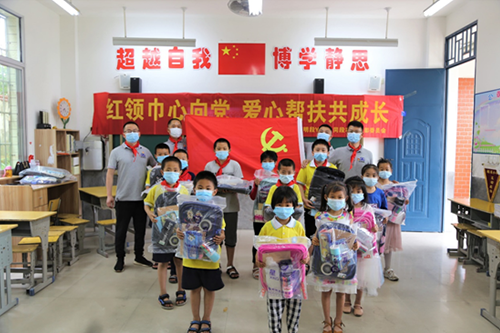 紅領(lǐng)巾心向黨，愛(ài)心幫扶共成長(zhǎng)，開(kāi)展愛(ài)心助學(xué)捐贈(zèng)活動(dòng)